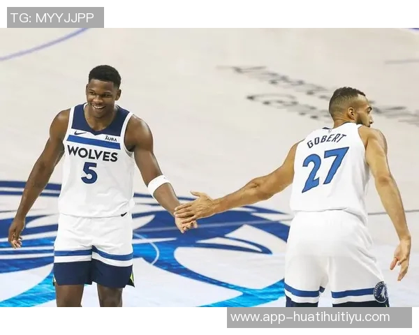 爱德华兹精准传球助攻戈贝尔轻松扣篮破包夹防守